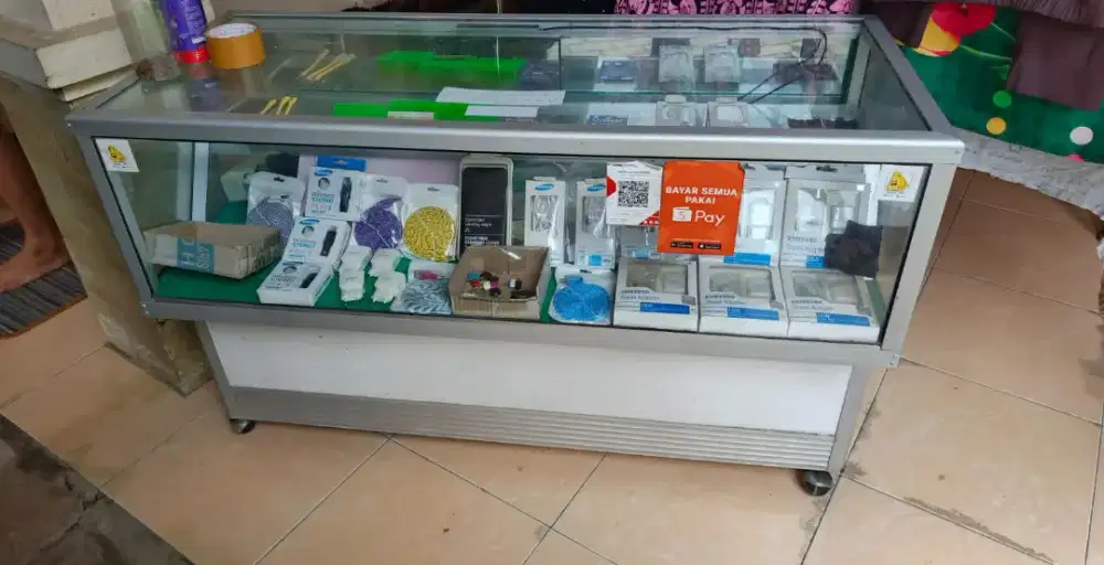 Etalase Konter beserta isinya