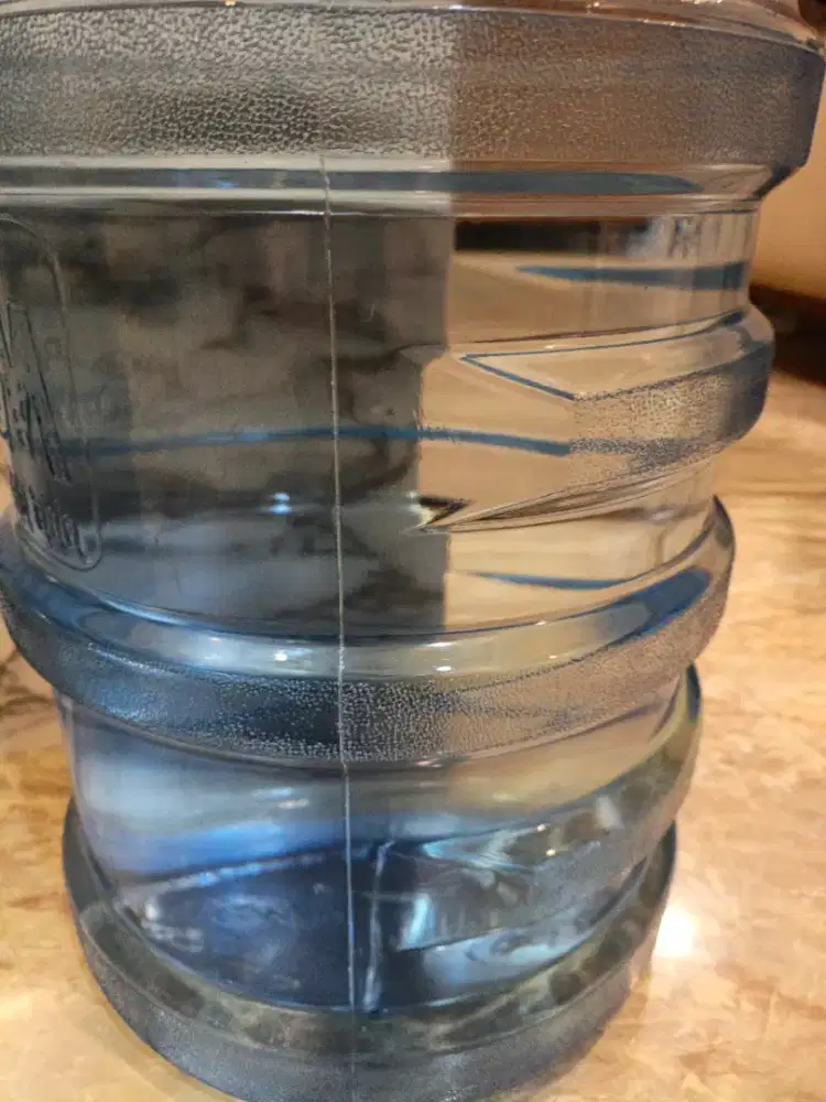 kurir antar galon dan