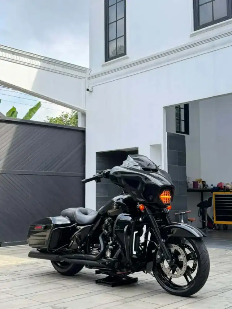 Harley Davidson Street Glide Rushmore Black Solid 2016.