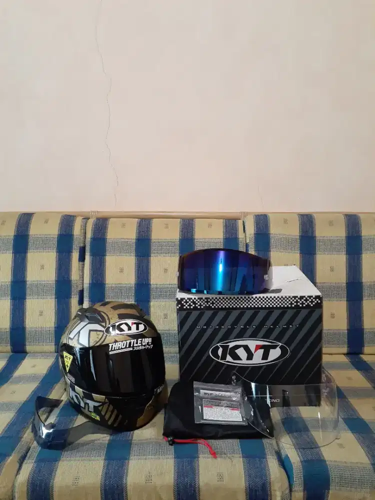 Helm full face kyt rc7