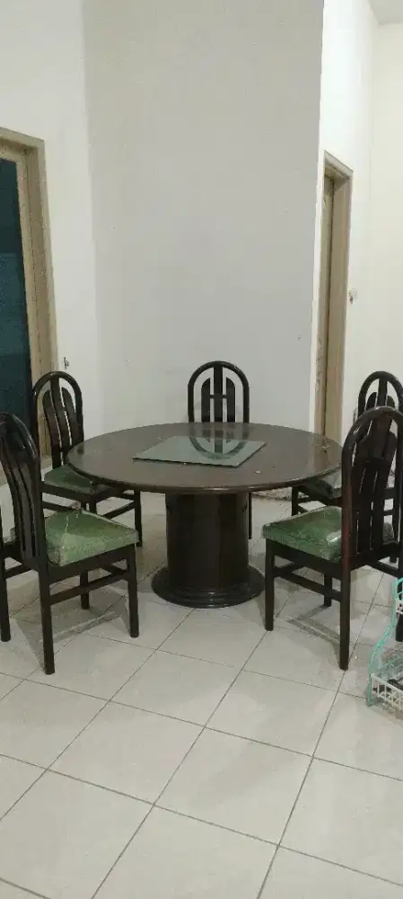 Meja makan satu set