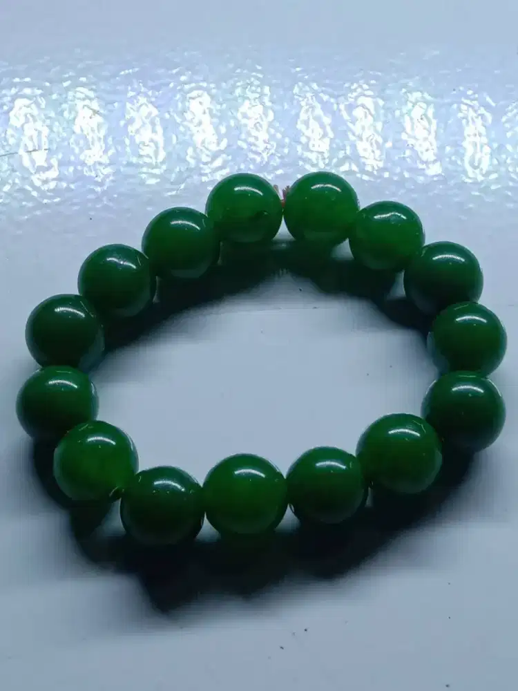 Gelang berbahan batu giok