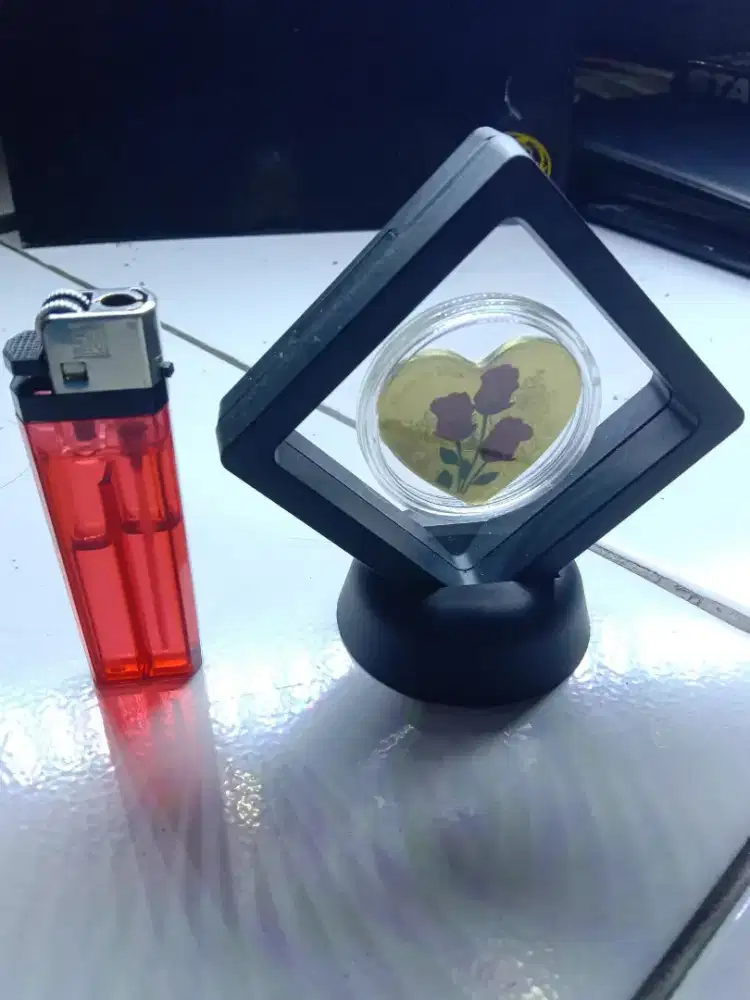 koin peringatan berbentuk hati dengan desain mawar