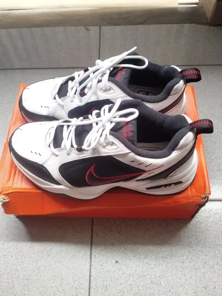 Sepatu Nike Air Monarch IV
