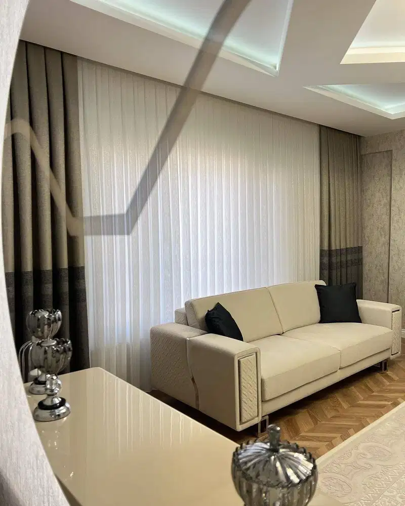 Gorden Vitrase Sekat Ruangan Klinik Roller Vertikal Blinds Krey Kayu