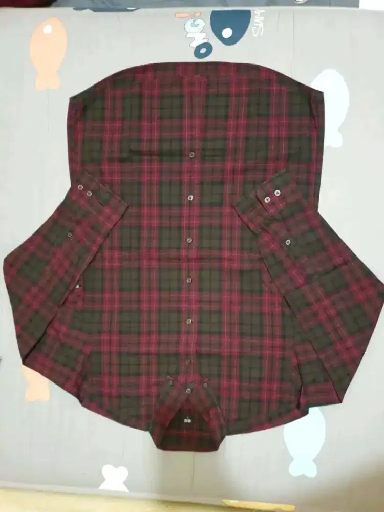 Jual kemeja kotak uniqlo size S kondisi mulus