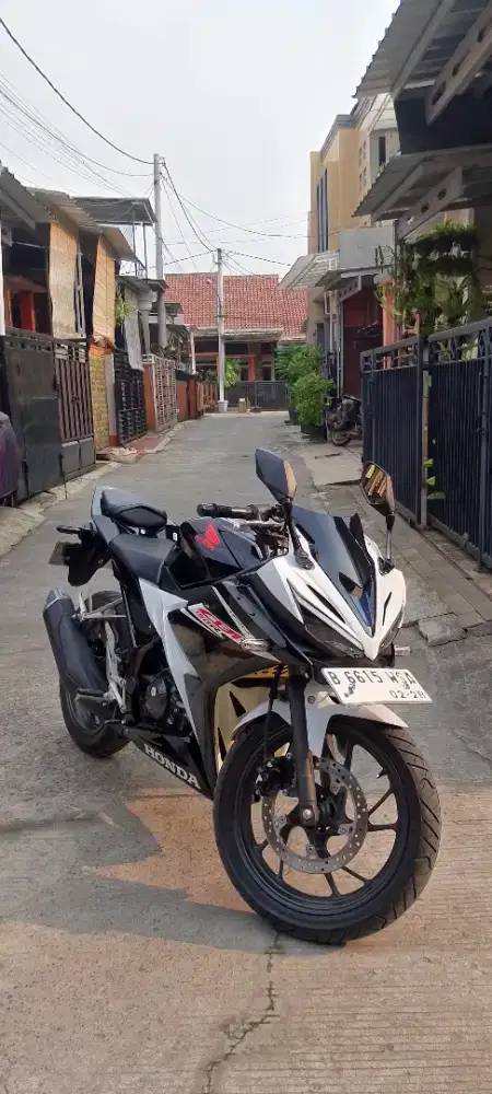 CBR 150R Mulus Like New Low KM 2.500 Perak