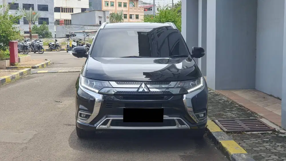 Mitsubishi Outlander 2.4 PHEV Hybrid 4x4 AWD Hitam 2019 Low Km Record