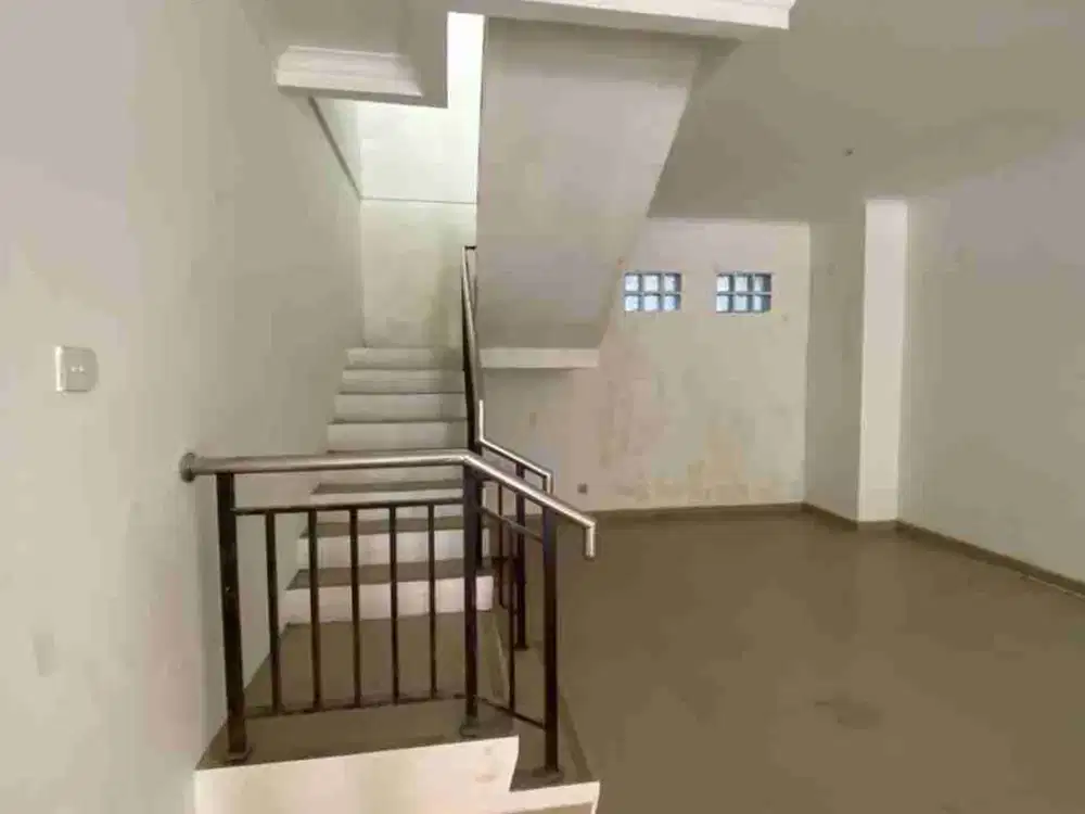 DISEWAKAN RUKO 2 LT HOLIS REGENCY