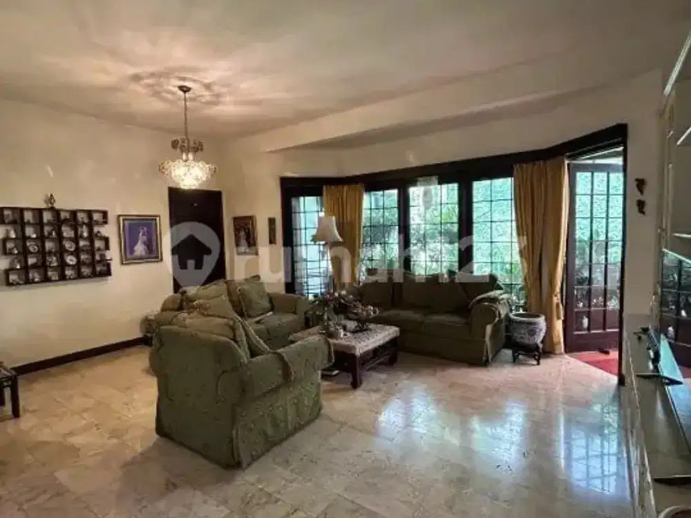 Rumah siap huni dengan Luas 305m² Lebar Muka 15m di Turangga Lengkong - Taman Depan Belakang