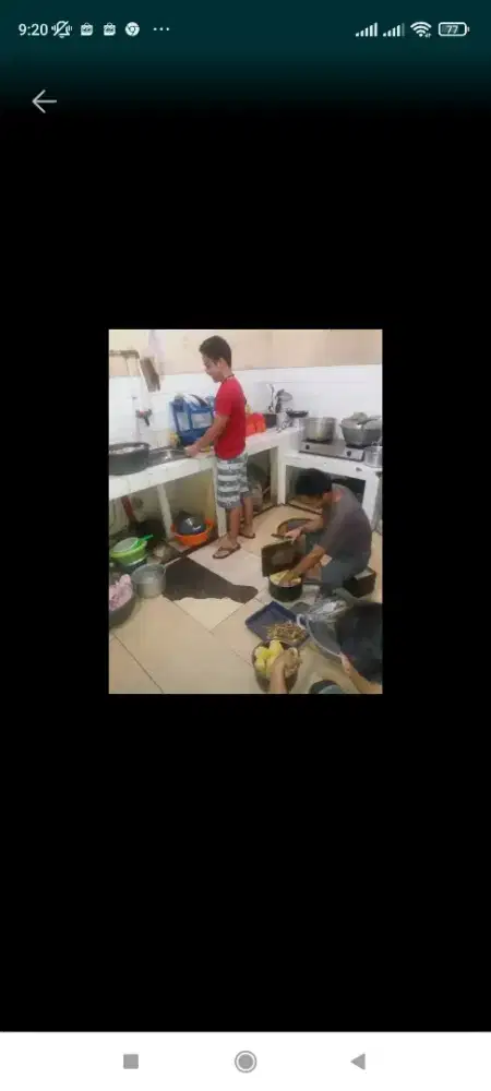 Karyawan masak ayam antapani