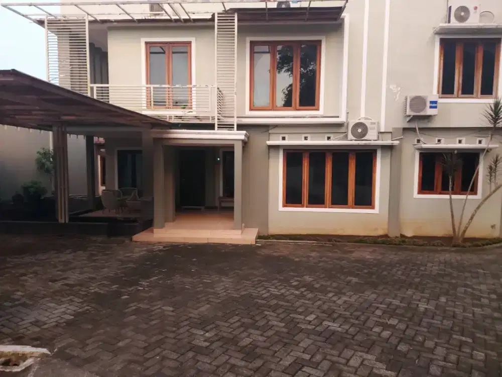 Rumah mewah  tepi jalan