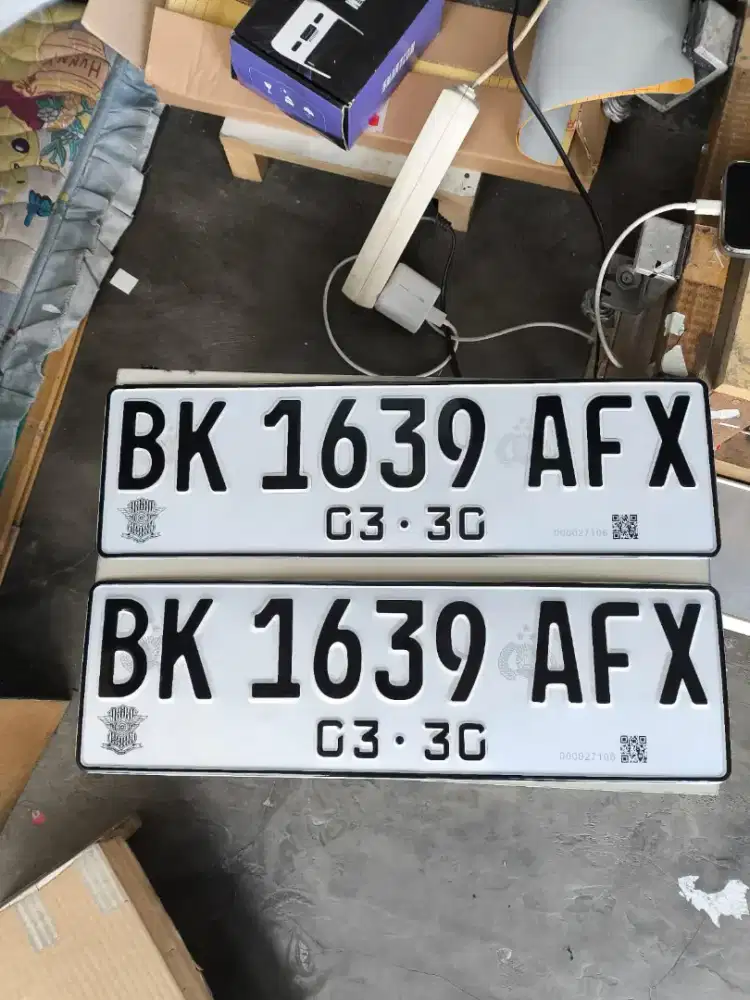 Plat mobil barcode reflektif,bahan tebal , font terbaru 2pcs