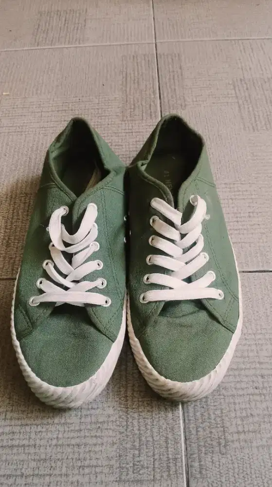 Sepatu Nevada (Nevada Canvas Lace-Up Sneakers)
