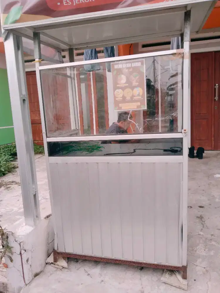 Etalase bekas jualan ayam bakar