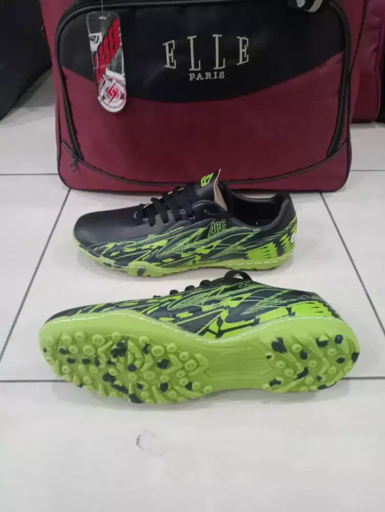 Sepatu futsal insole bergerigi