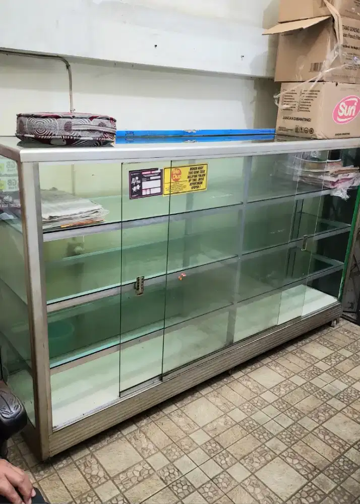 Etalase Kaca Transparan Sekat 4 Panjang 6 Roda
