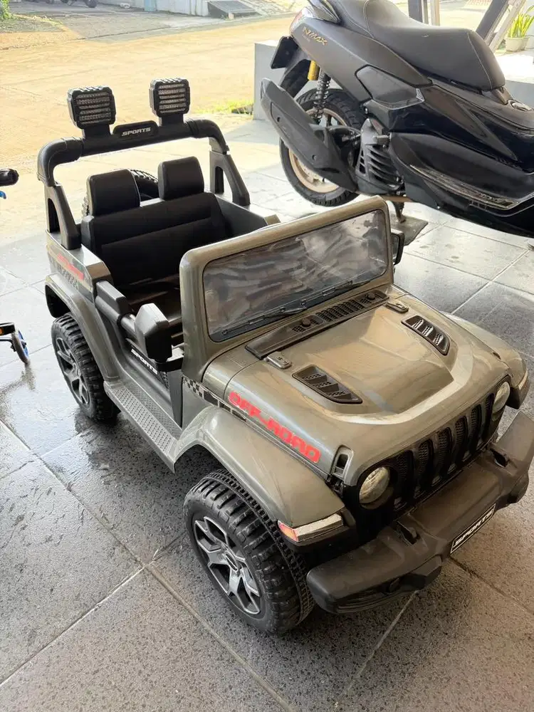 MOBIL JEEP AKI ANAK MAINAN