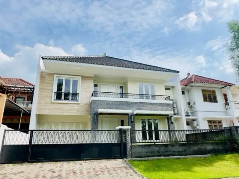 DIJUAL rumah Pakuwon city dekat pakuwon city mall (pcm)