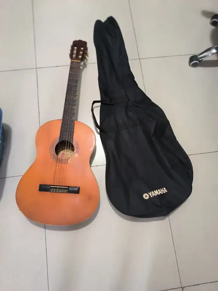 Gitar dan sarung kondisi sesuai dengan Gambar