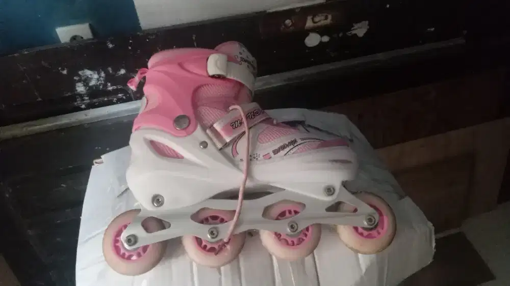 Sepatu roda bekas jarang di pake