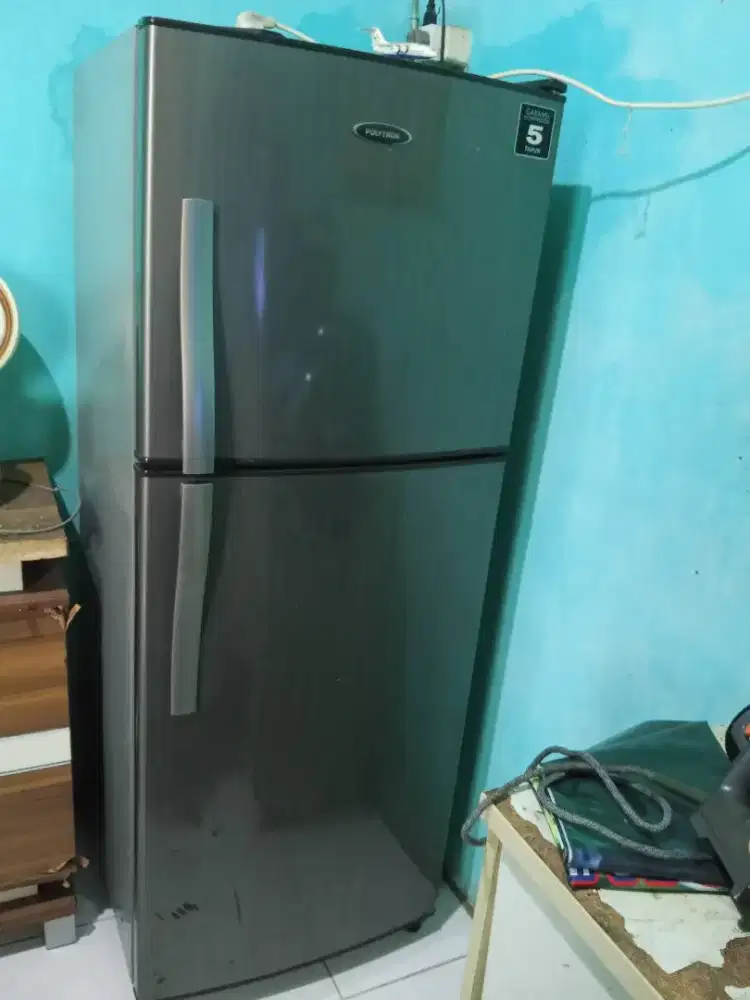 Kulkas Polytron 2 Pintu  210L