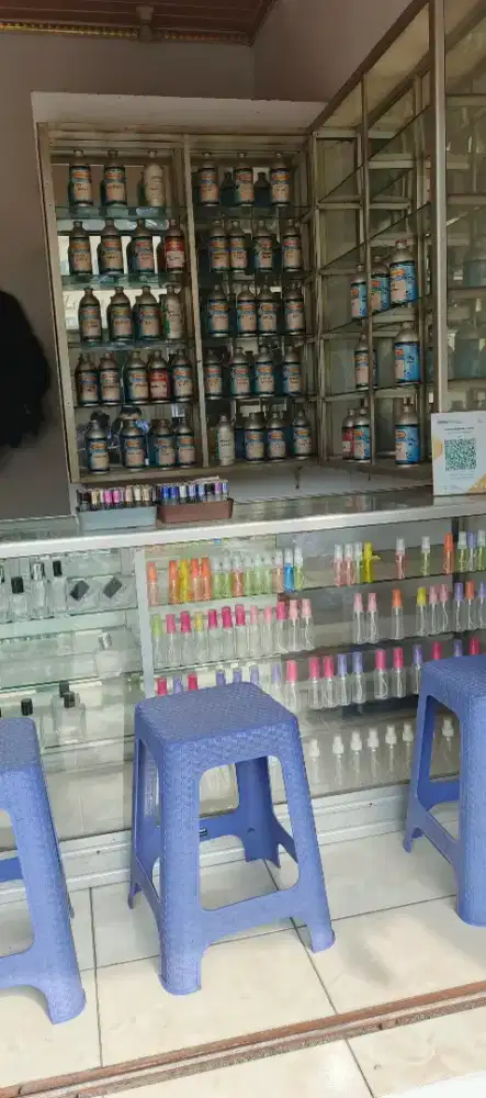 Etalase bekas konter parfum