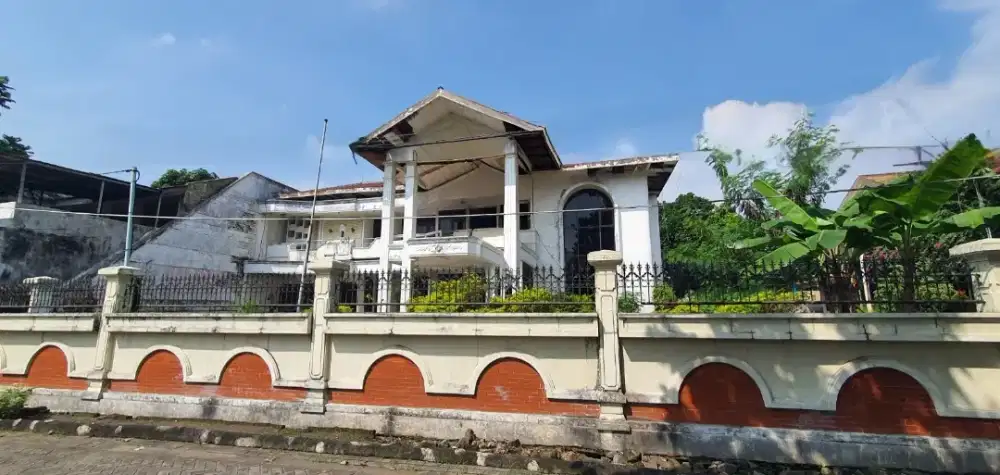 Jual rumah halaman luas puncak permai dkt Pakuwon,Citraland,mayjen