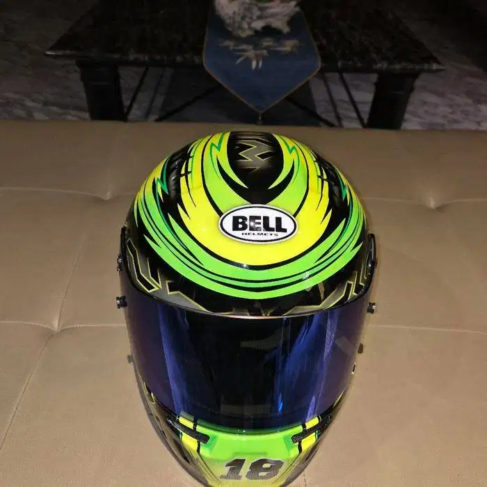 Helm BELL Monster Energy dengan Desain Grafis Hijau dan Hitam