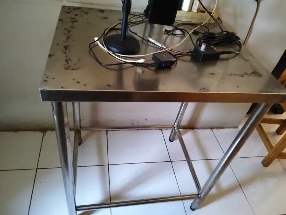 Meja stenlis bekas resto