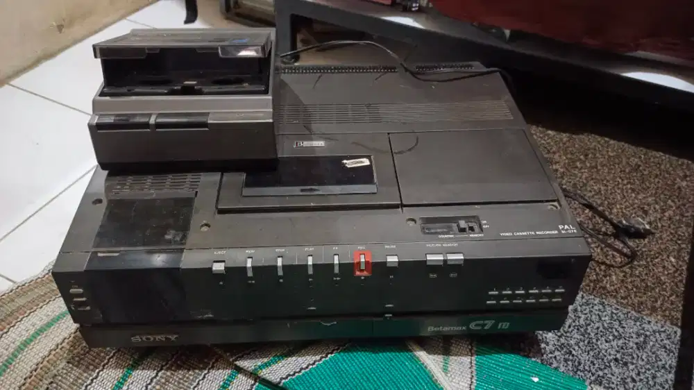 Jual pemutar video kaset betamax merk Sony C7 n alat putarnya kasetnya