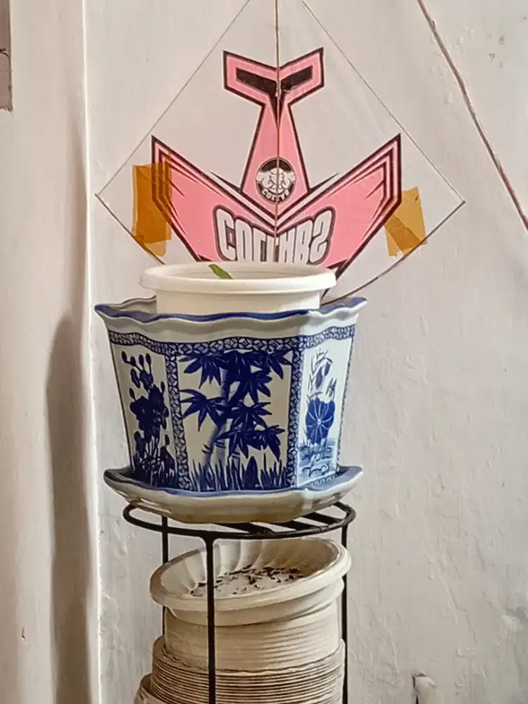 Vas bunga keramik bekas