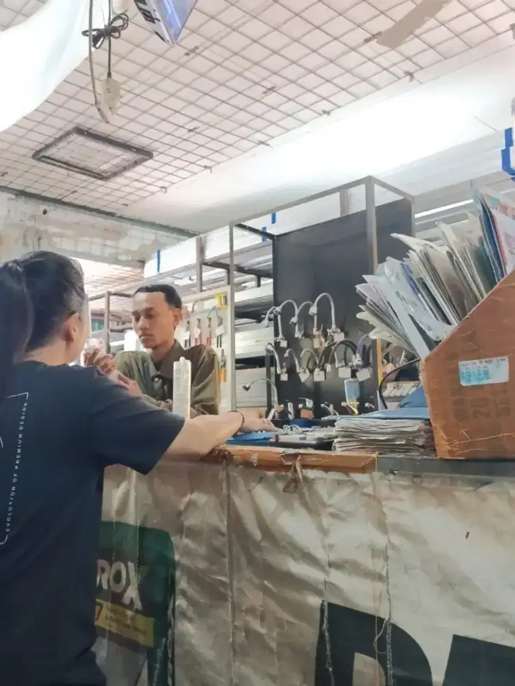 PEGAWAI SERABUTAN TOKO BANGUNAN