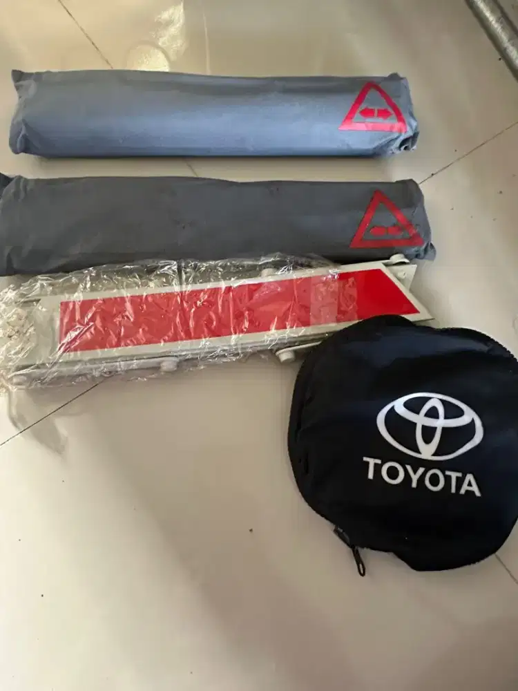 Segitiga pengaman mobil dan cover ban serep