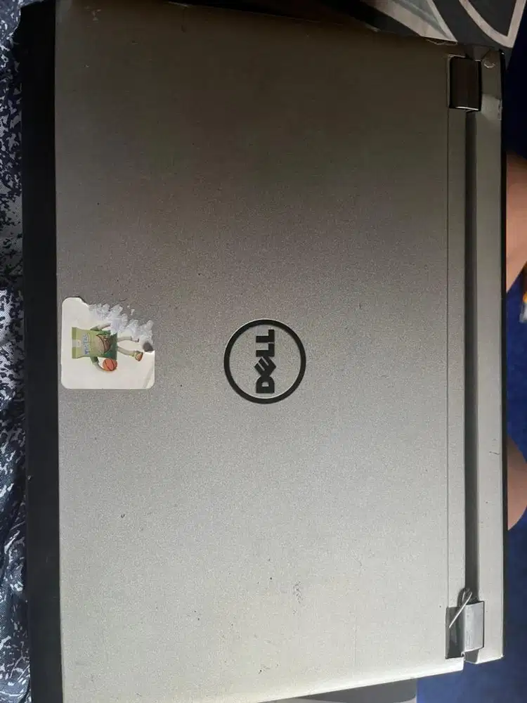 laptop merk dell minus bawah nya seperti di pic