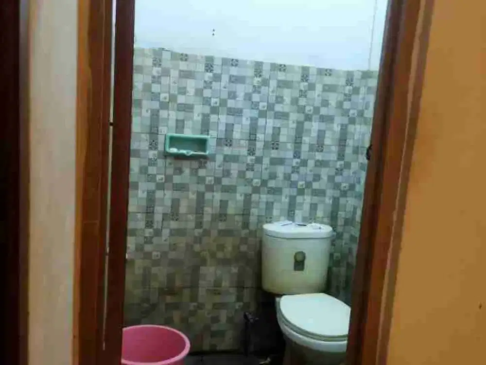 sertifikat Hak milik: spesifikasi rumah pondasi menggunakan batu kali struktur beton bertulang dinding bata merah lantai granit ukuran 60x60 atap rangka baja ringan plafon gypsum.sanitasi closet jongkok dikamar mandi bawah,closet duduk dikamar mandi atas