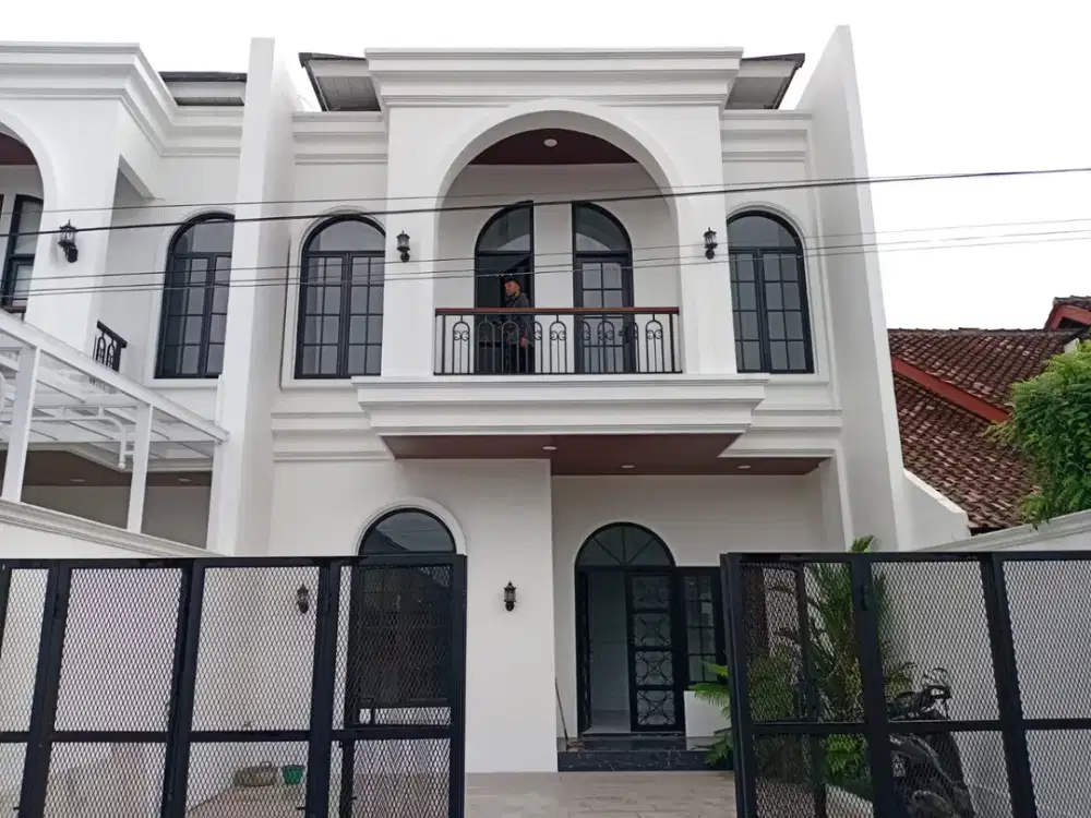 Rumah Eropa Klasik Estetik Jogja Dekat Jalan Raya Tajem