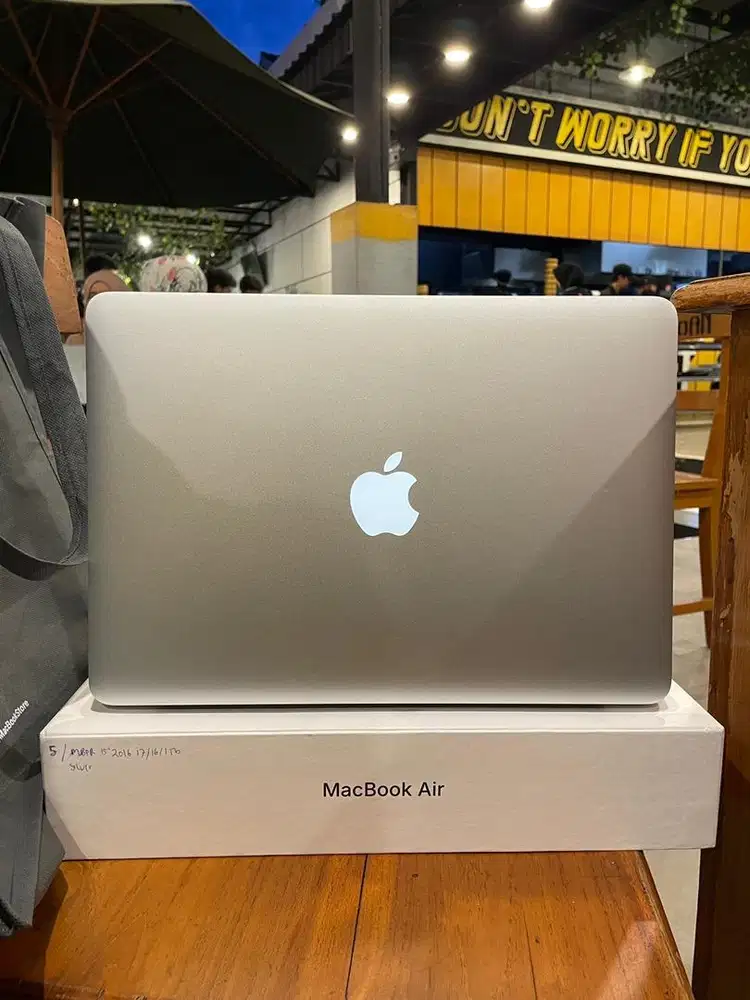 MacBook 2017 RAM 8GB SSD 128GB – Mulus Like New, Fullset