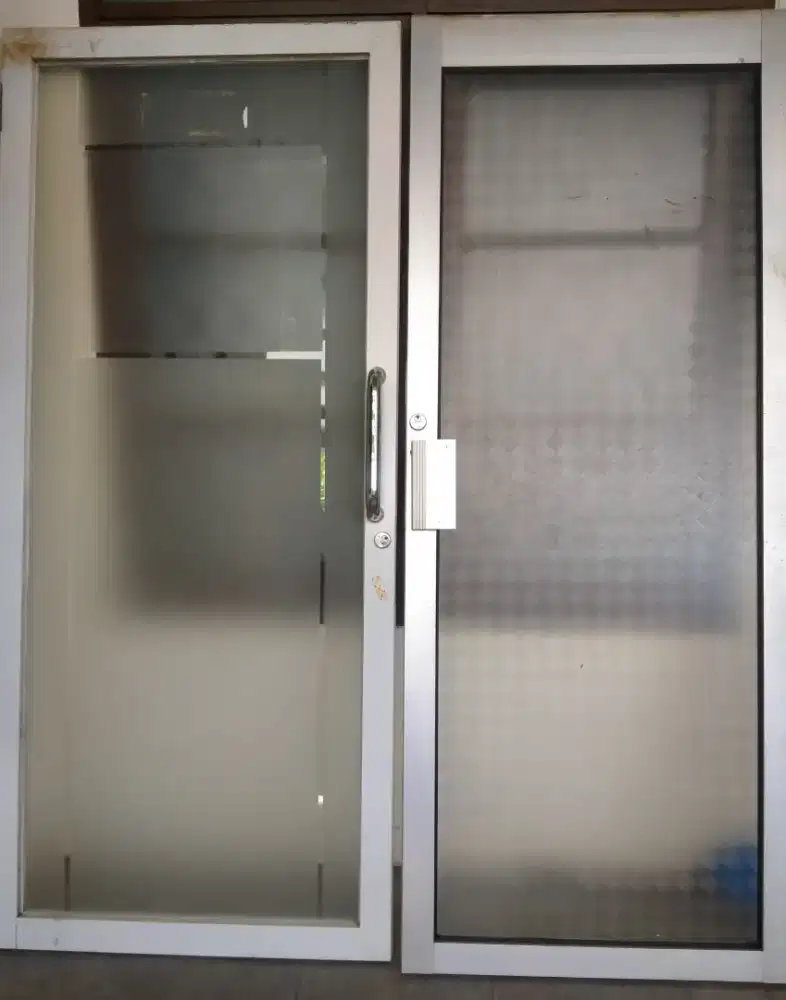Di jual cepat 2 unit  pintu alumunium kaca