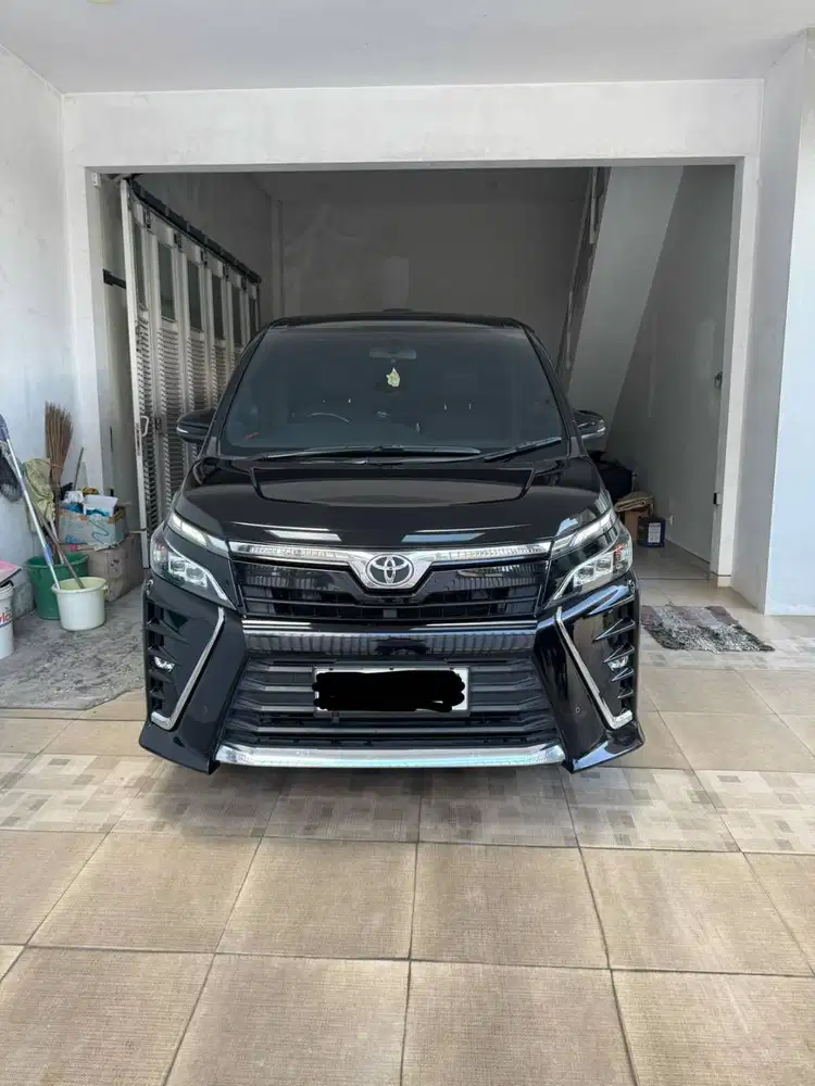 Toyota Voxy 2.0 Hitam Tahun 2019 Km Rendah Audio. Mulus