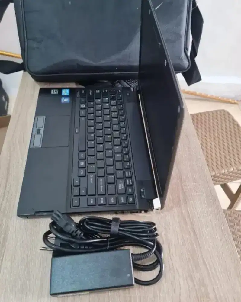 R830 Toshiba 14inch core i3 500gb.Dvd room