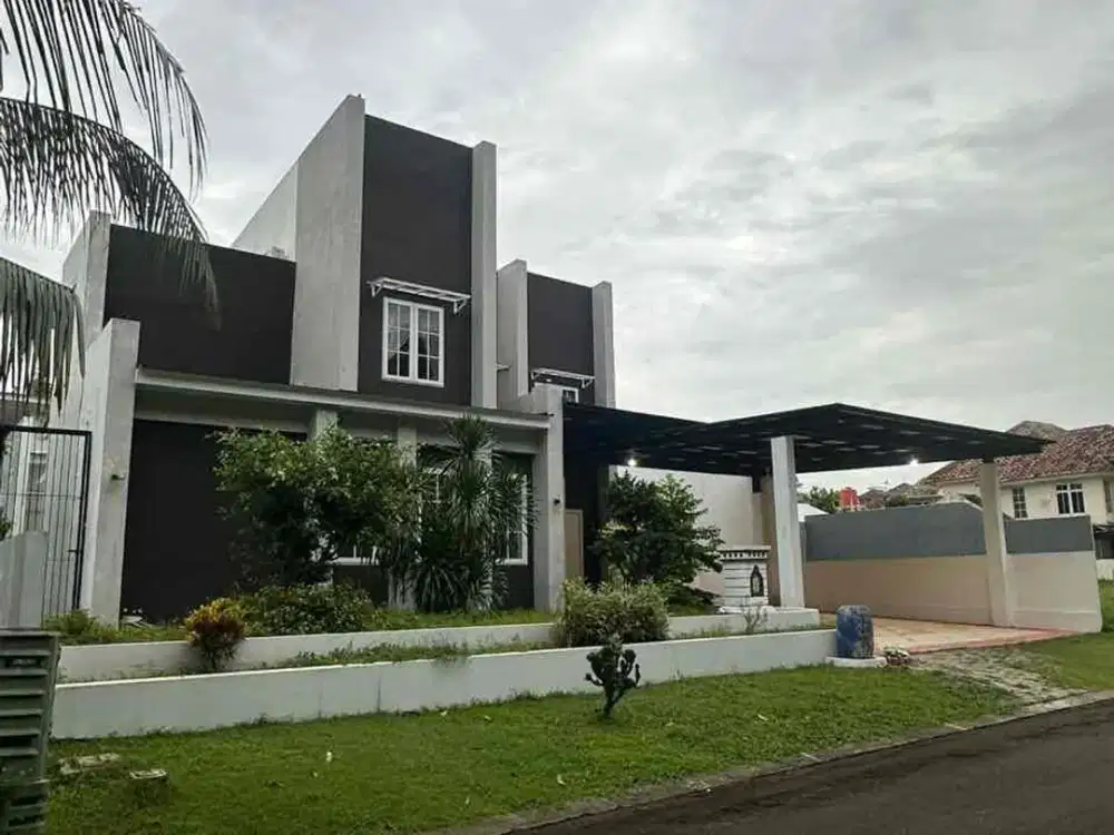 rumah mewah dengan kolam renang