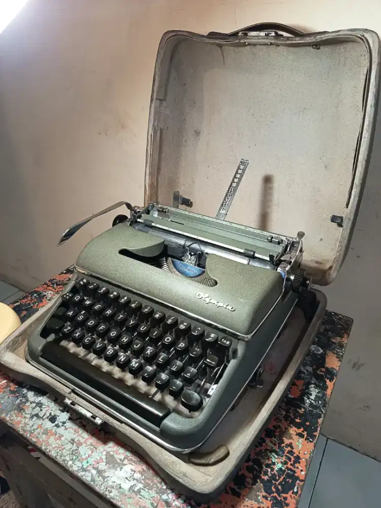 1954 Olympia Deluxe Vintage Typewriter