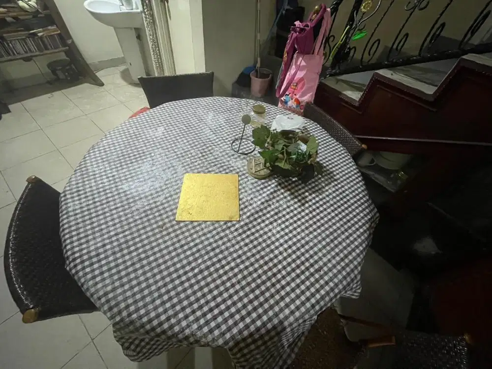 Meja makan kayu jati bundar