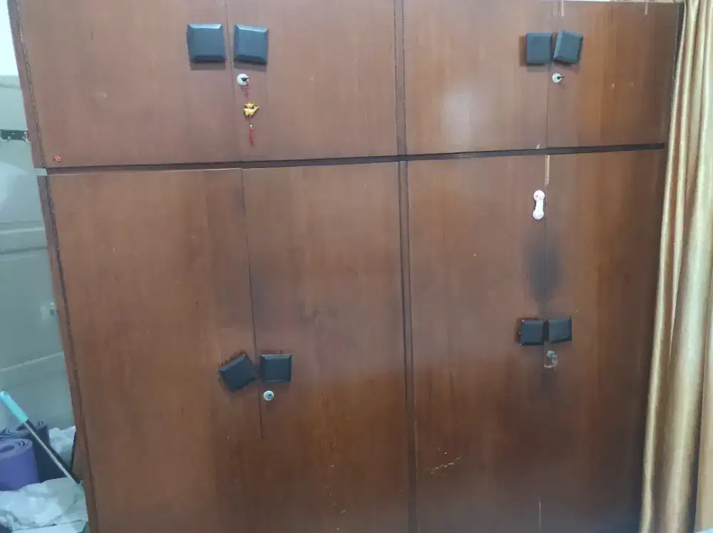 Lemari , meja dan ranjang