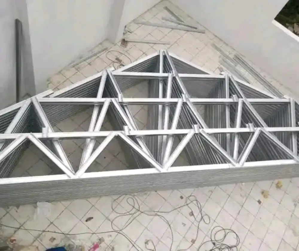 Pemasangan atap rangka baja ringan