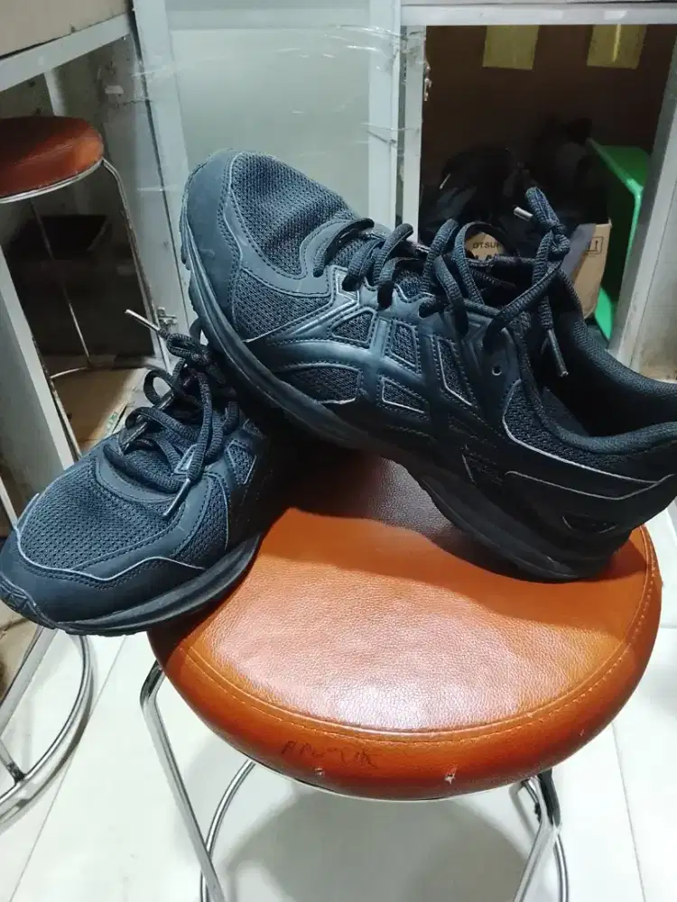 Jual sepatu asics ukuran 42 ORI kondisi masih bagus no minus