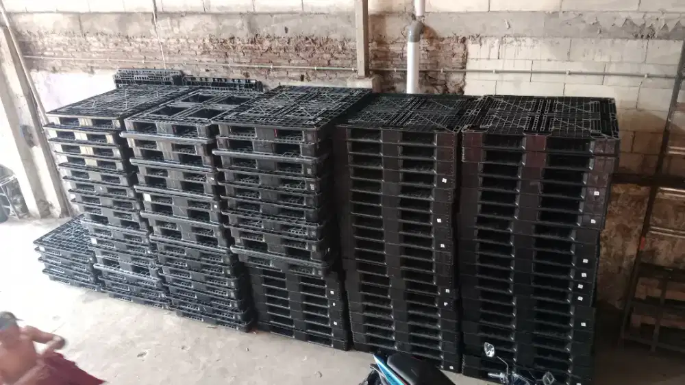Palet plastik baru siap angkut barang