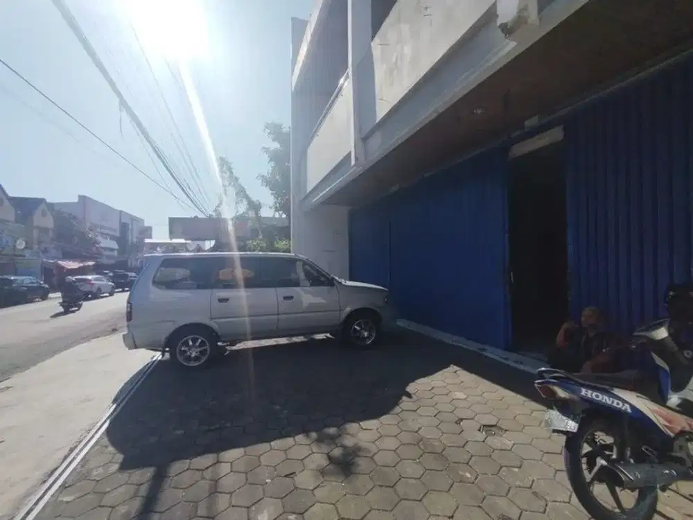 Disewakan Ruang Usaha Strategis 2 Lantai di Jl. Godean Sleman Luas & Siap Pakai, Nogotirto, Gamping, Sleman