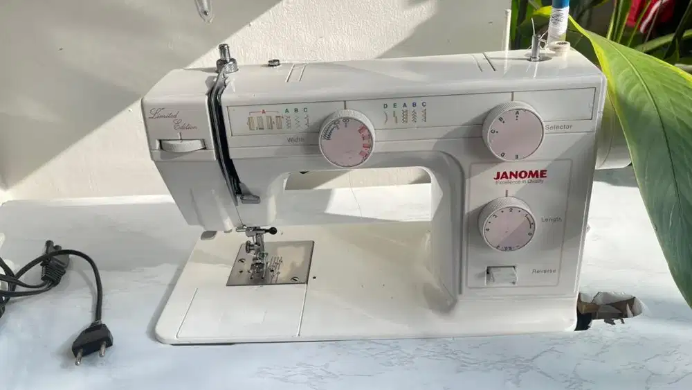 Mesin jahit janome dijual dengan meja
